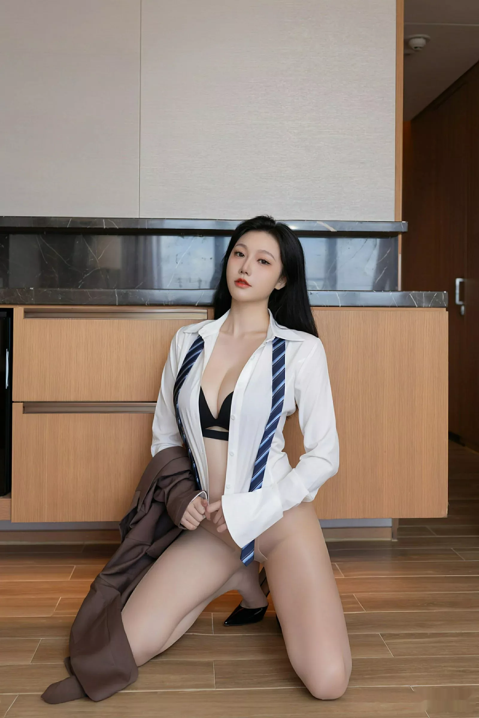 秀人集.com_[XiuRen秀人网]No.10571_模特安然anran学生服露黑色内衣配超薄肉丝秀曼妙身姿诱惑写真80P