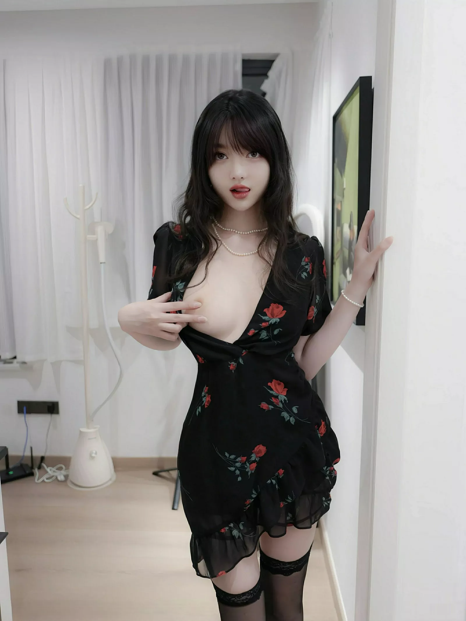 秀人集.com_[XiuRen秀人网]No.10586_模特白露lulu性感玫瑰黑裙露情趣内衣配黑丝袜秀曼妙身姿诱惑写真84P