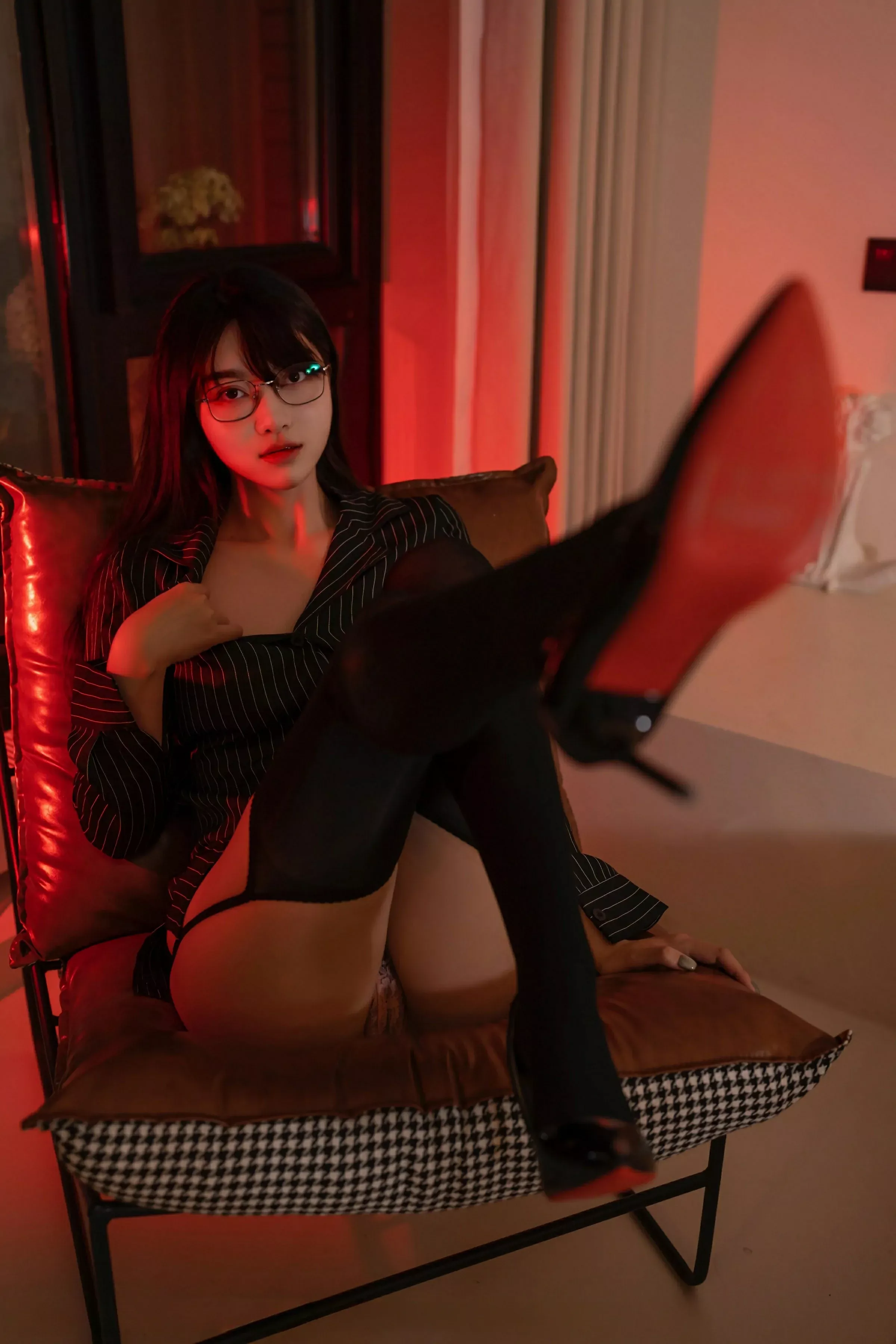 秀人集.com_[XINGYAN星颜社]VOL.376_模特白露lulu性感黑色衬衫露粉色内衣配黑丝吊袜秀美腿诱惑写真71P