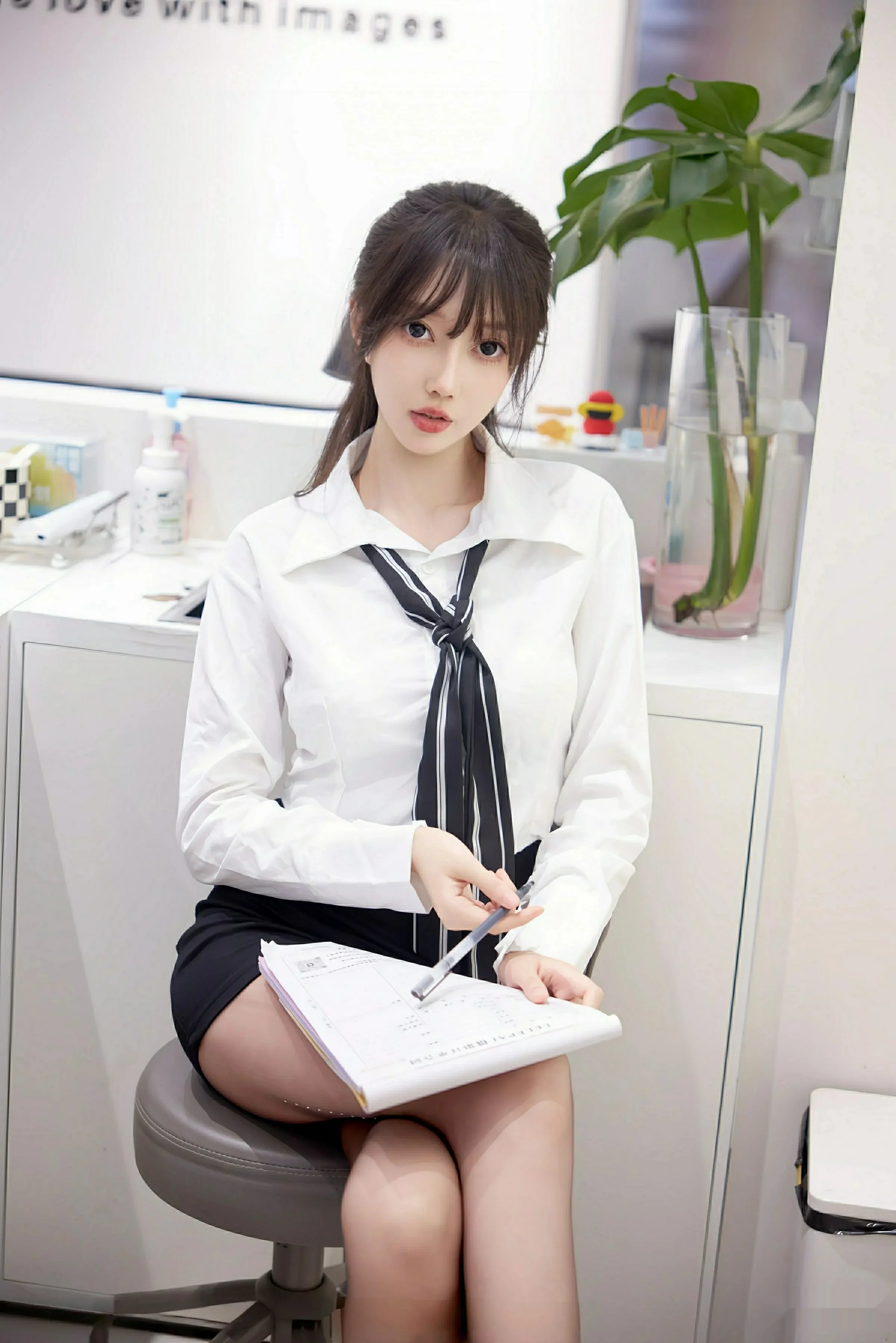 秀人集.com_[XiuRen秀人网]No.10636_模特玥儿玥er性感白色衬衫配黑色短裙露超薄黑丝秀美腿诱惑写真58P