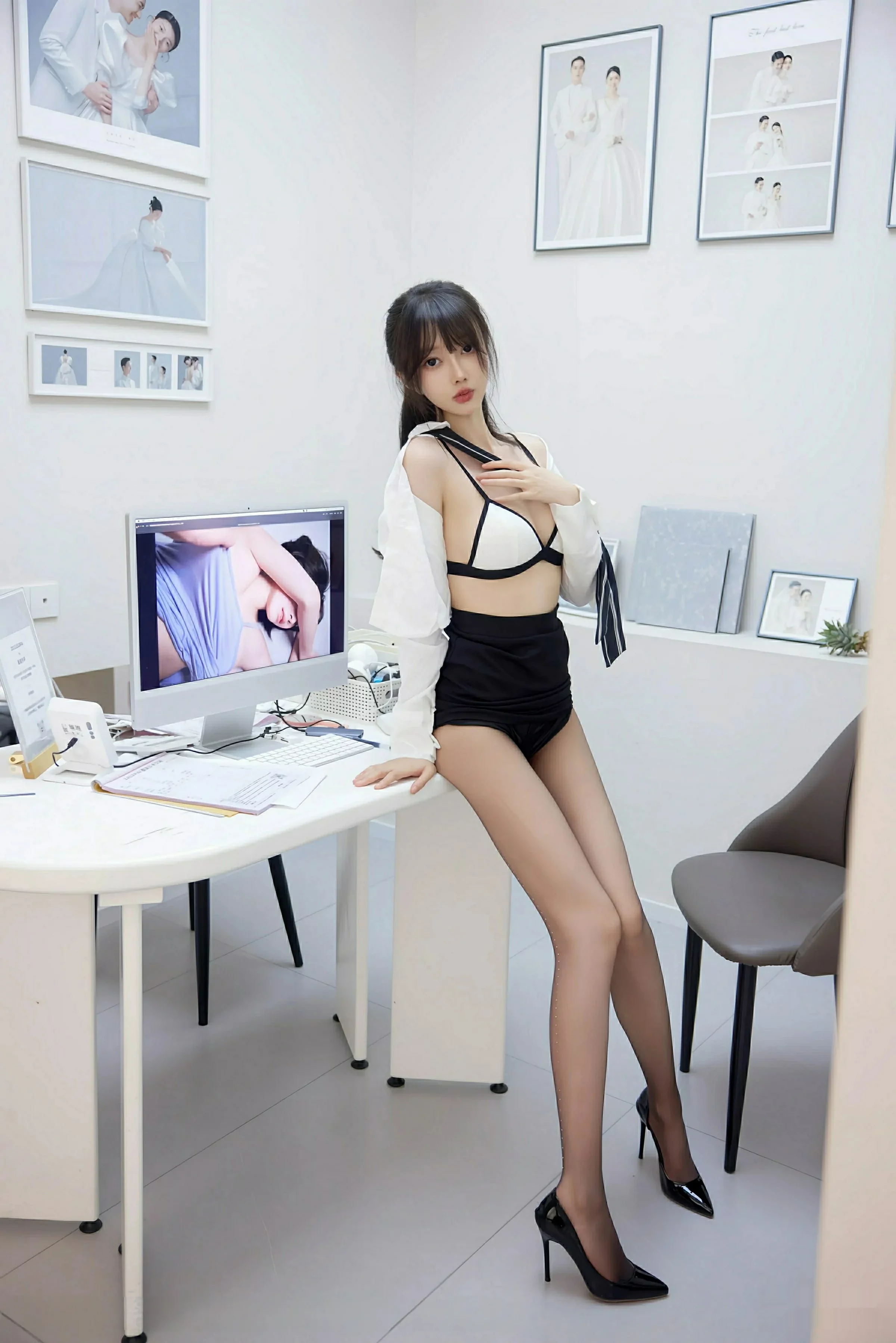 秀人集.com_[XiuRen秀人网]No.10636_模特玥儿玥er性感白色衬衫配黑色短裙露超薄黑丝秀美腿诱惑写真58P