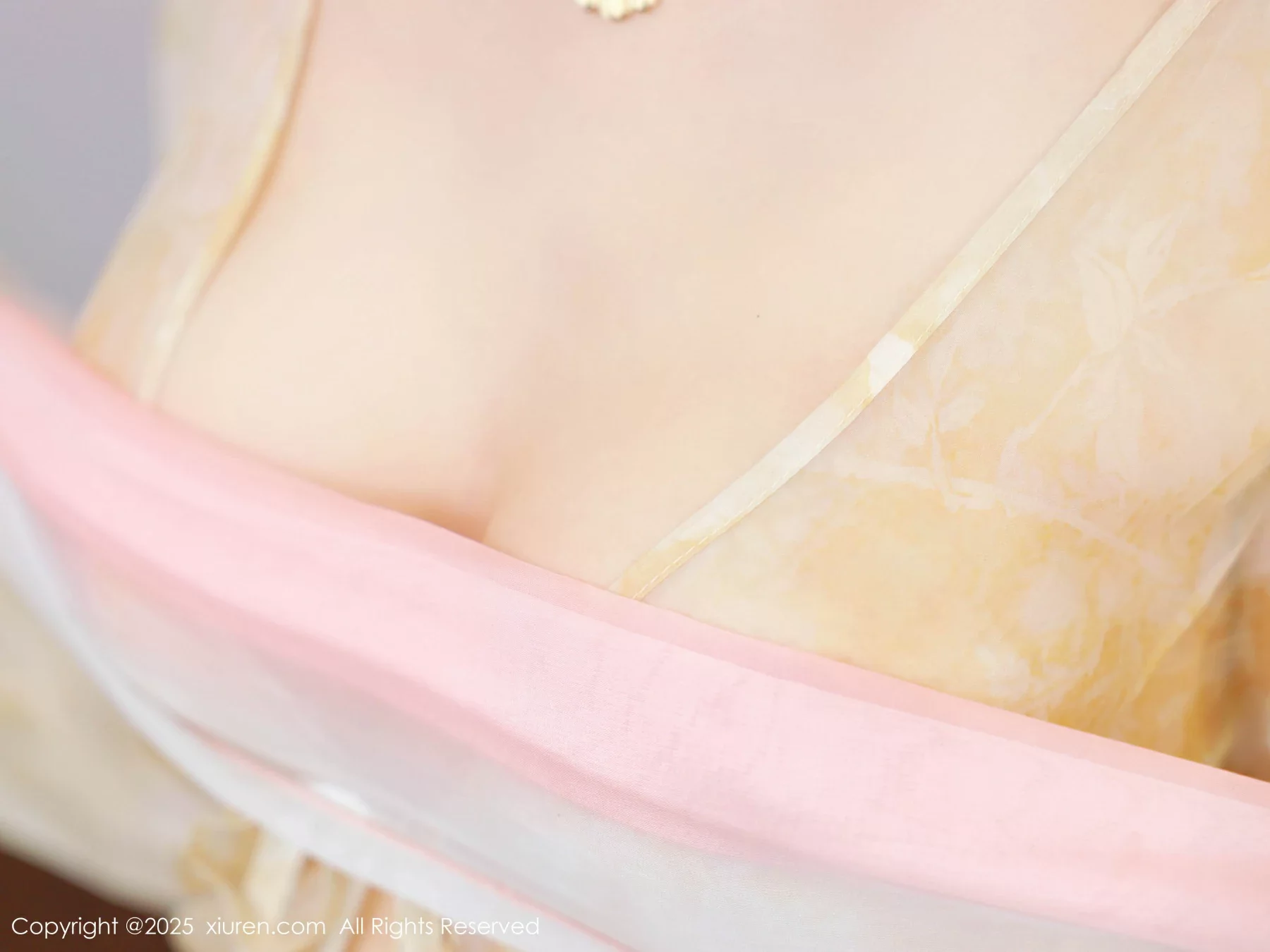 秀人集.com_[XiuRen秀人网]No.10645_模特梨霜儿古典主题性感浅色古装服饰秀丰腴身材迷人美腿写真82P