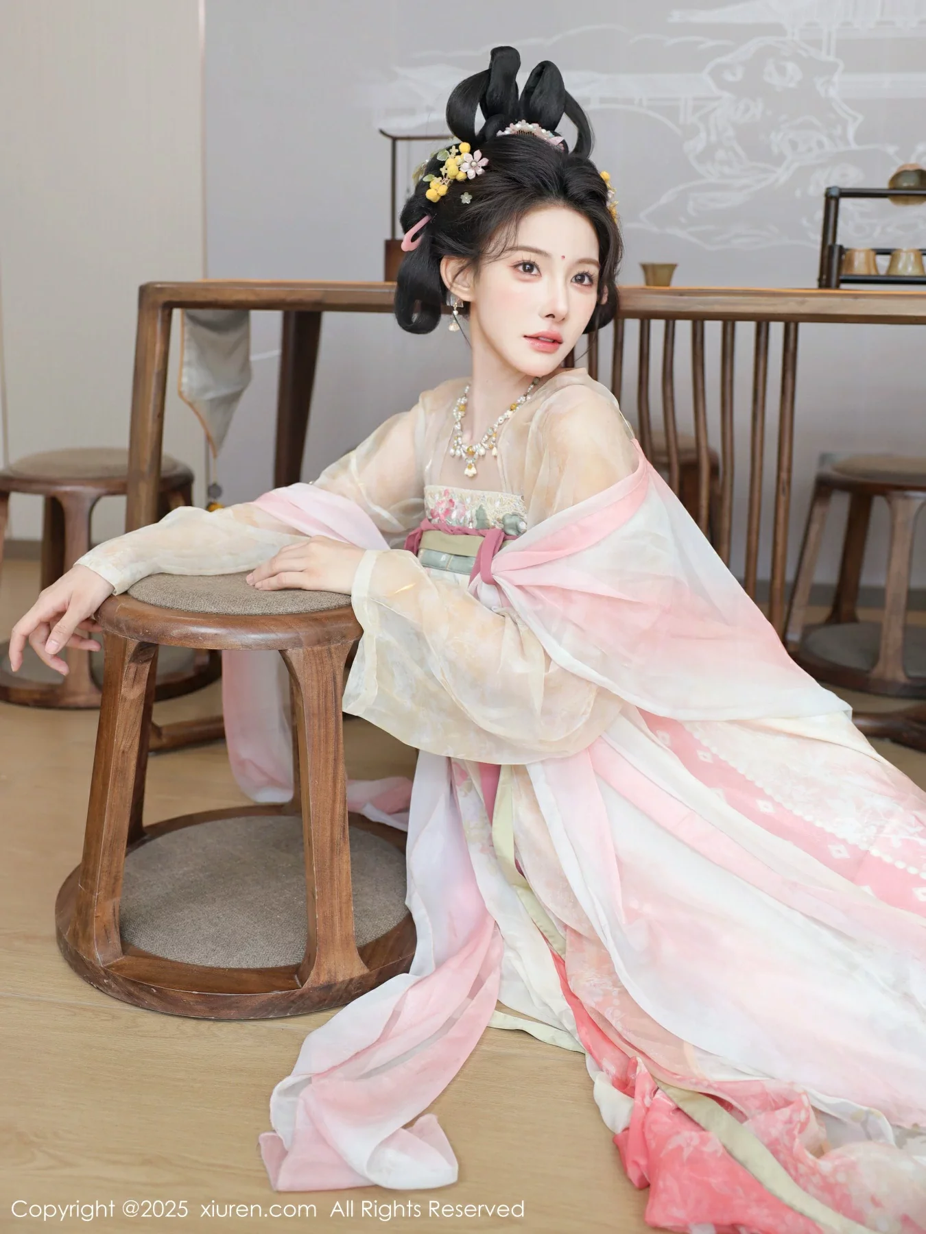 秀人集.com_[XiuRen秀人网]No.10645_模特梨霜儿古典主题性感浅色古装服饰秀丰腴身材迷人美腿写真82P