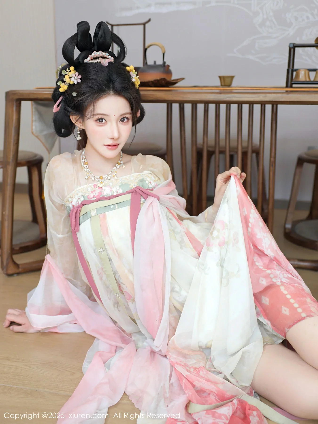 秀人集.com_[XiuRen秀人网]No.10645_模特梨霜儿古典主题性感浅色古装服饰秀丰腴身材迷人美腿写真82P