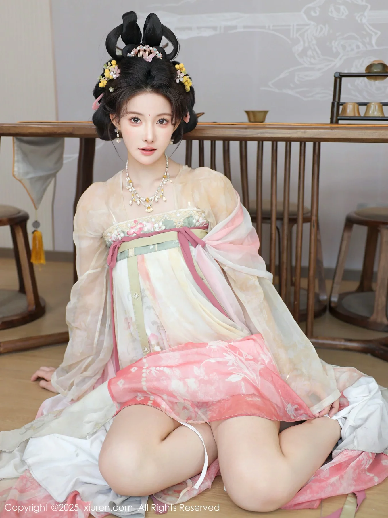 秀人集.com_[XiuRen秀人网]No.10645_模特梨霜儿古典主题性感浅色古装服饰秀丰腴身材迷人美腿写真82P