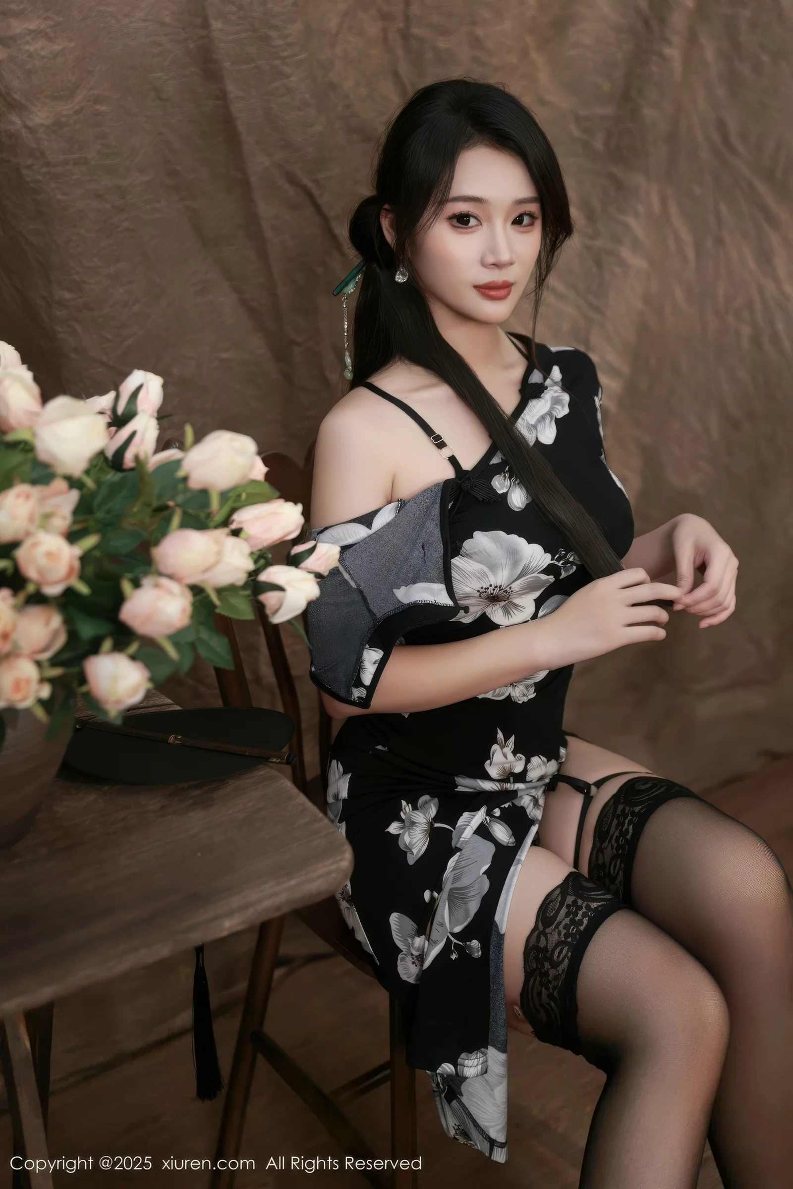 秀人集.com_[XiuRen秀人网]No.10655_模特南乔性感黑色旗袍露紫色情趣内衣配黑色丝袜秀美腿诱惑写真72P