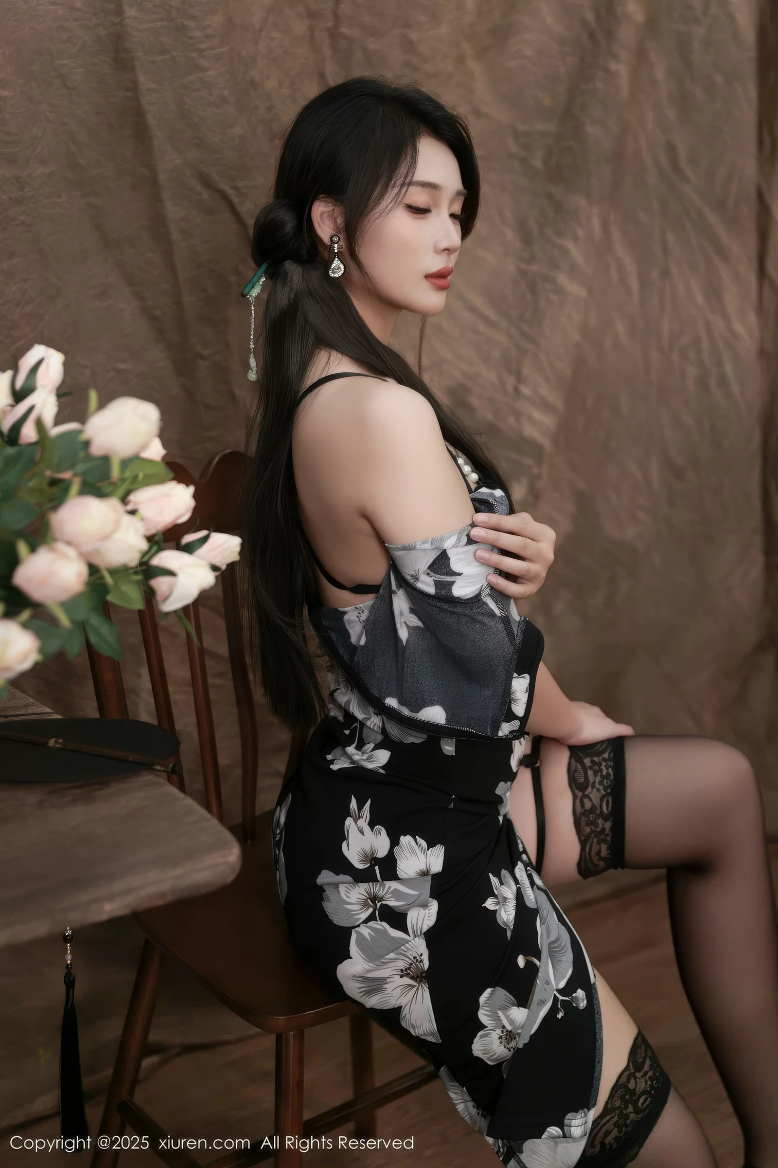 秀人集.com_[XiuRen秀人网]No.10655_模特南乔性感黑色旗袍露紫色情趣内衣配黑色丝袜秀美腿诱惑写真72P