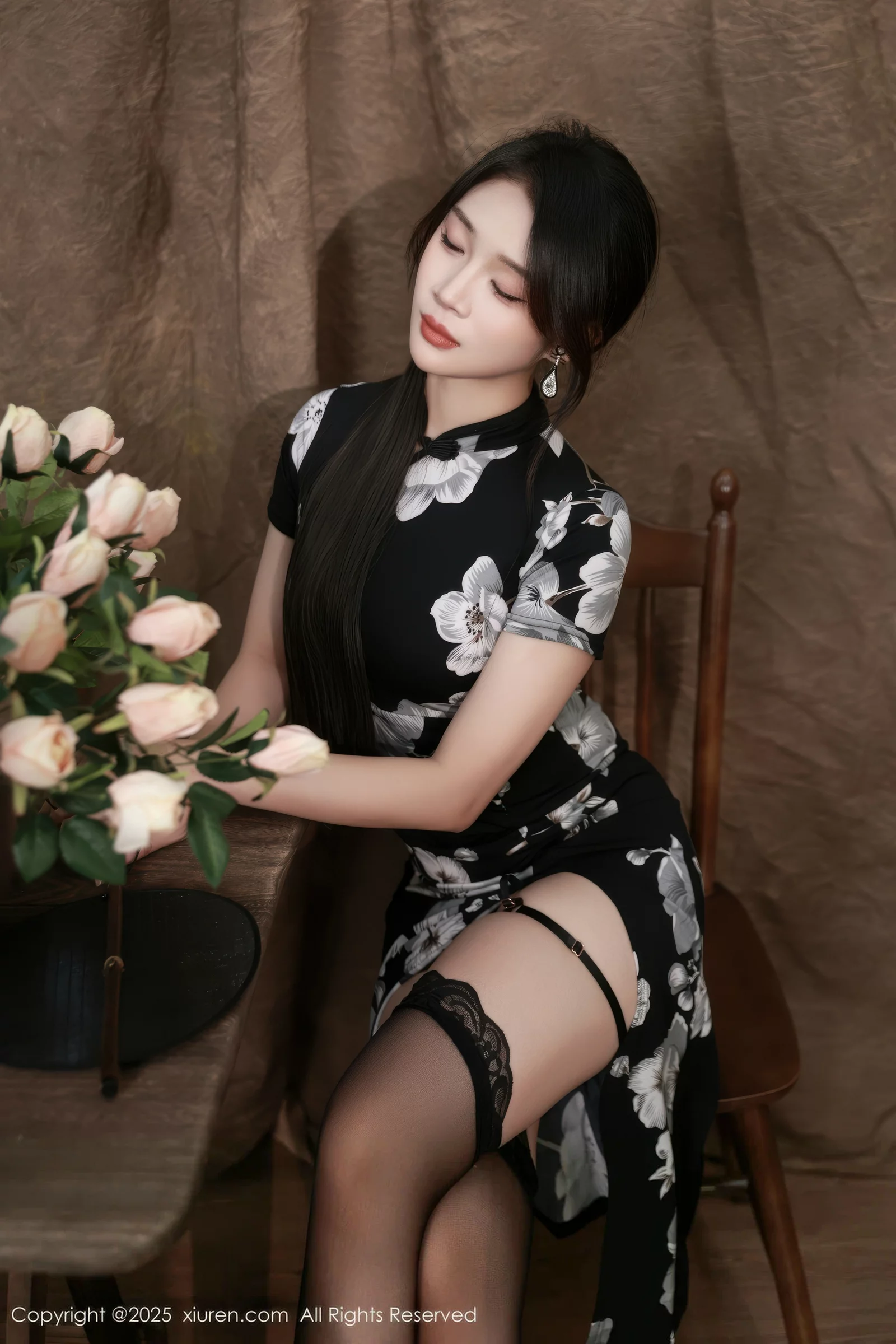 秀人集.com_[XiuRen秀人网]No.10655_模特南乔性感黑色旗袍露紫色情趣内衣配黑色丝袜秀美腿诱惑写真72P