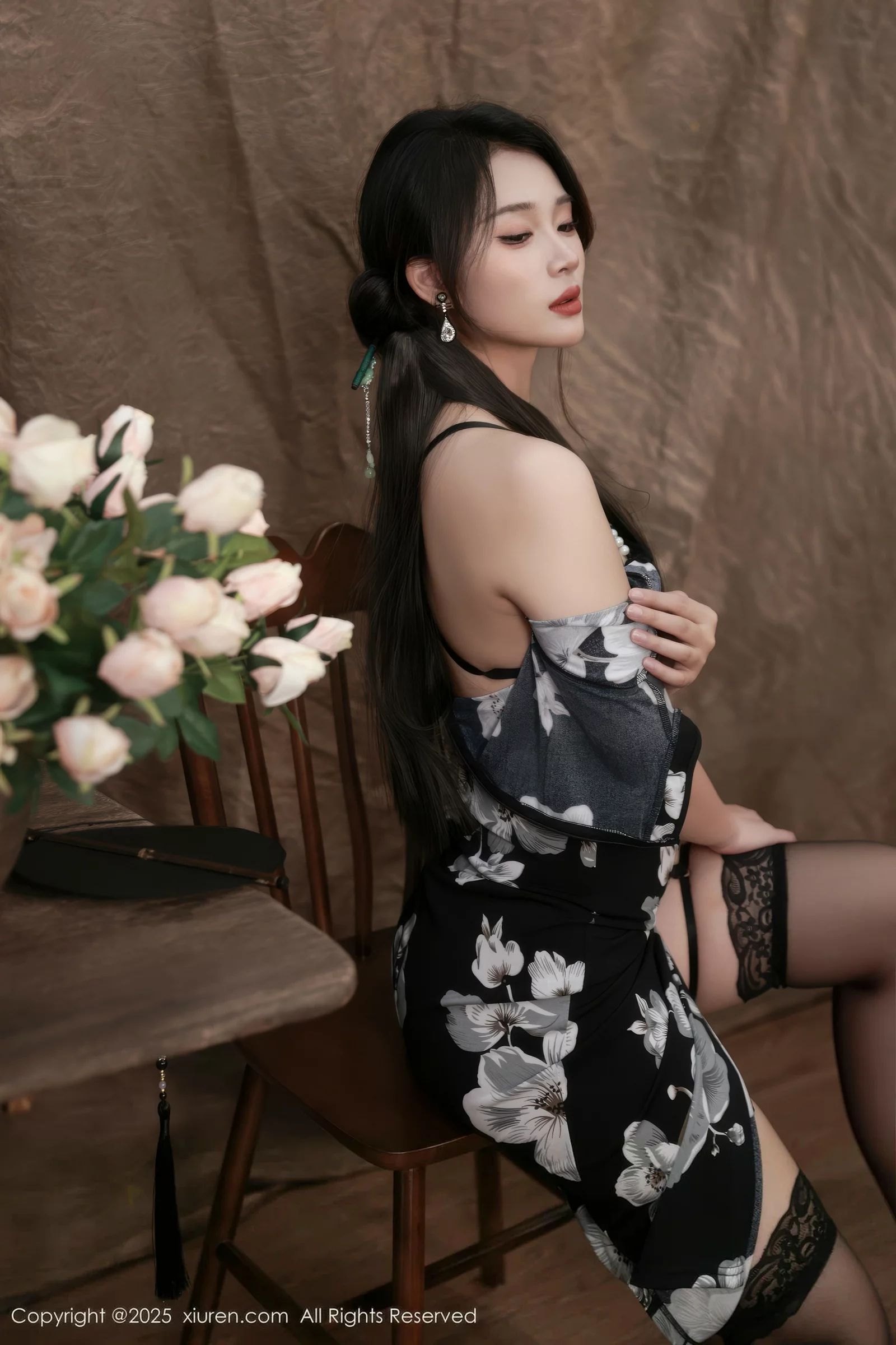 秀人集.com_[XiuRen秀人网]No.10655_模特南乔性感黑色旗袍露紫色情趣内衣配黑色丝袜秀美腿诱惑写真72P