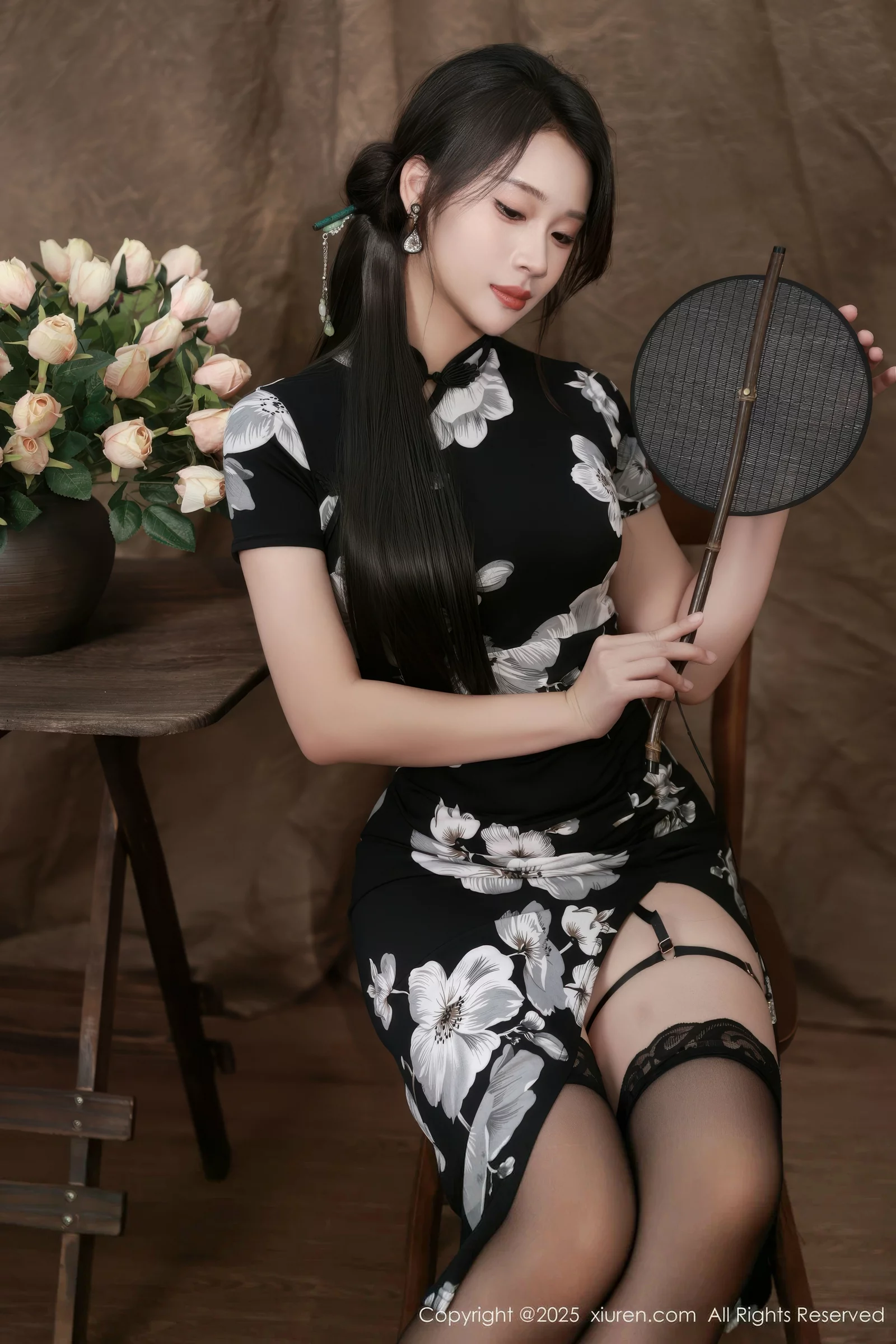 秀人集.com_[XiuRen秀人网]No.10655_模特南乔性感黑色旗袍露紫色情趣内衣配黑色丝袜秀美腿诱惑写真72P