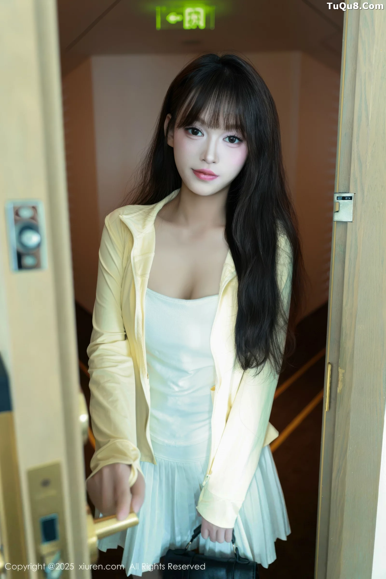 秀人集.com_[XiuRen秀人网]No.10702_模特糯咪性感白色低胸连衣短裙配白色丝袜秀完美身材诱惑写真82P