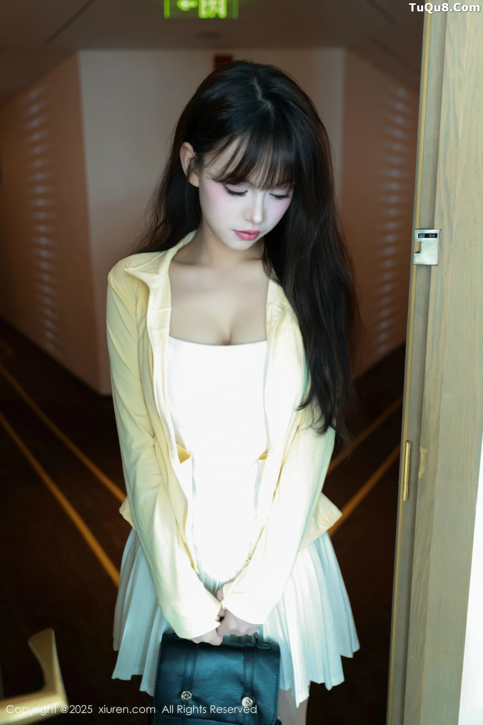 秀人集.com_[XiuRen秀人网]No.10702_模特糯咪性感白色低胸连衣短裙配白色丝袜秀完美身材诱惑写真82P