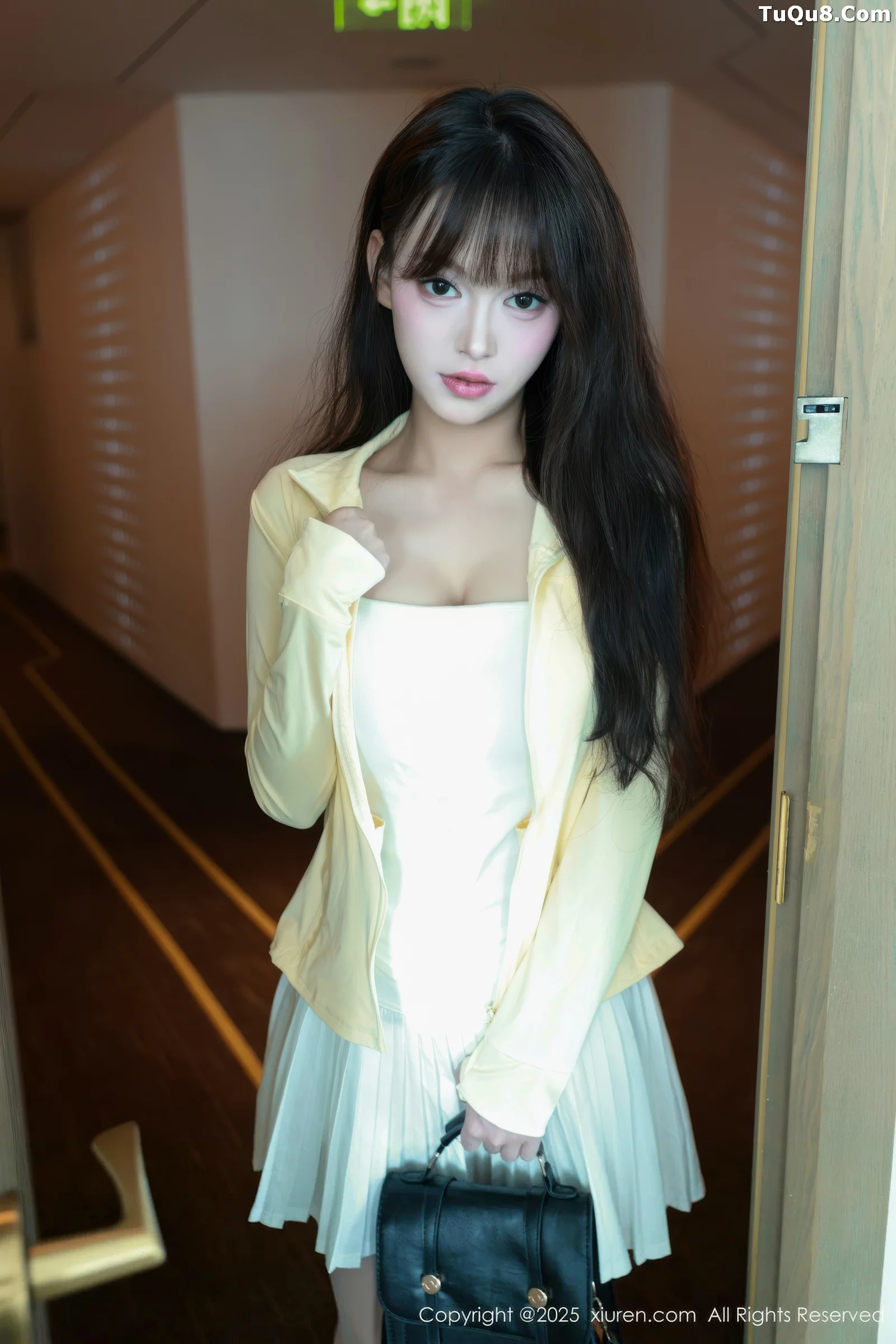 秀人集.com_[XiuRen秀人网]No.10702_模特糯咪性感白色低胸连衣短裙配白色丝袜秀完美身材诱惑写真82P