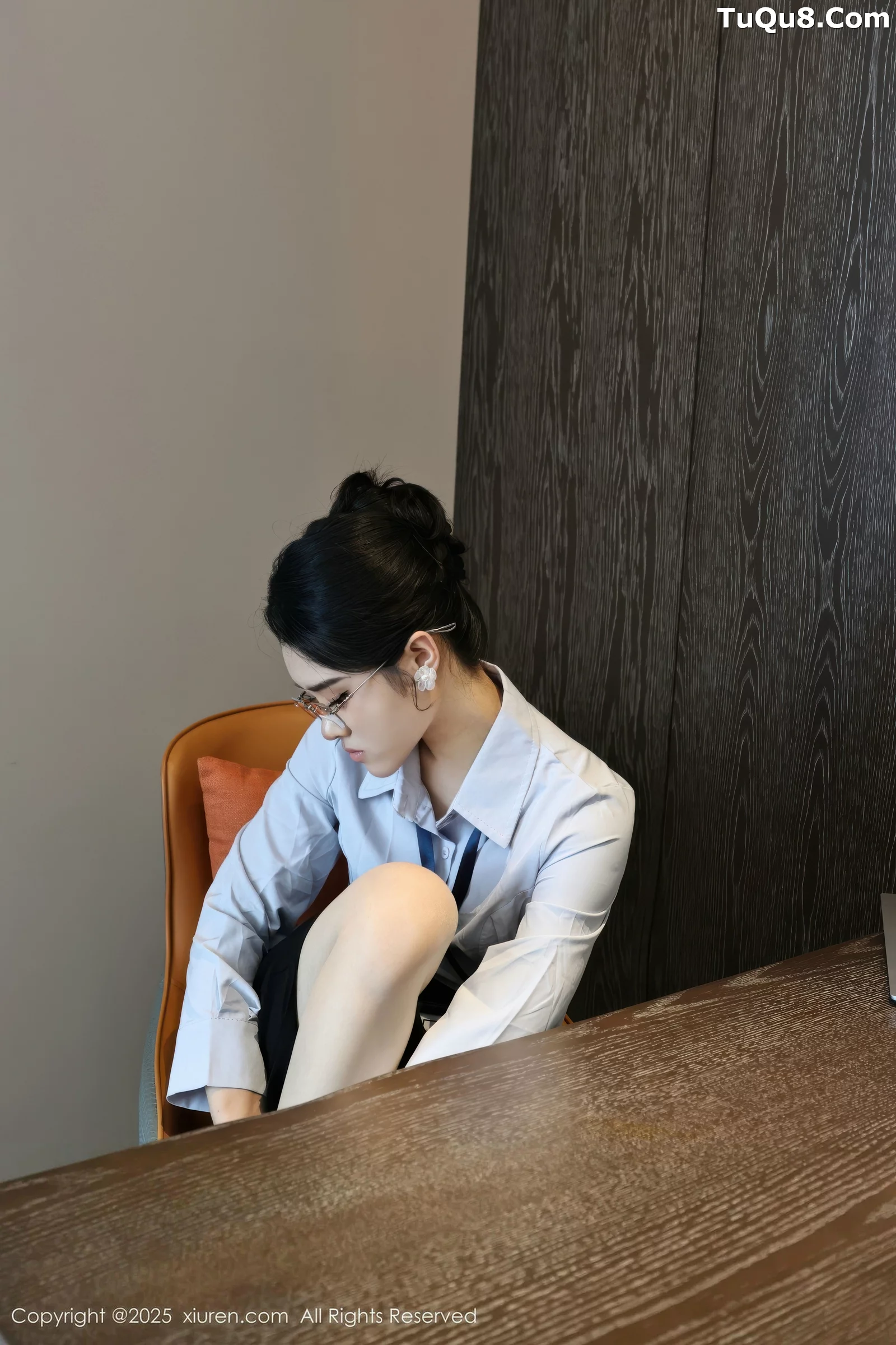 秀人集.com_[XiuRen秀人网]No.10674_模特糯梨子性感蓝色衬衫配黑短裙露超薄肉丝秀曼妙身姿诱惑写真60P