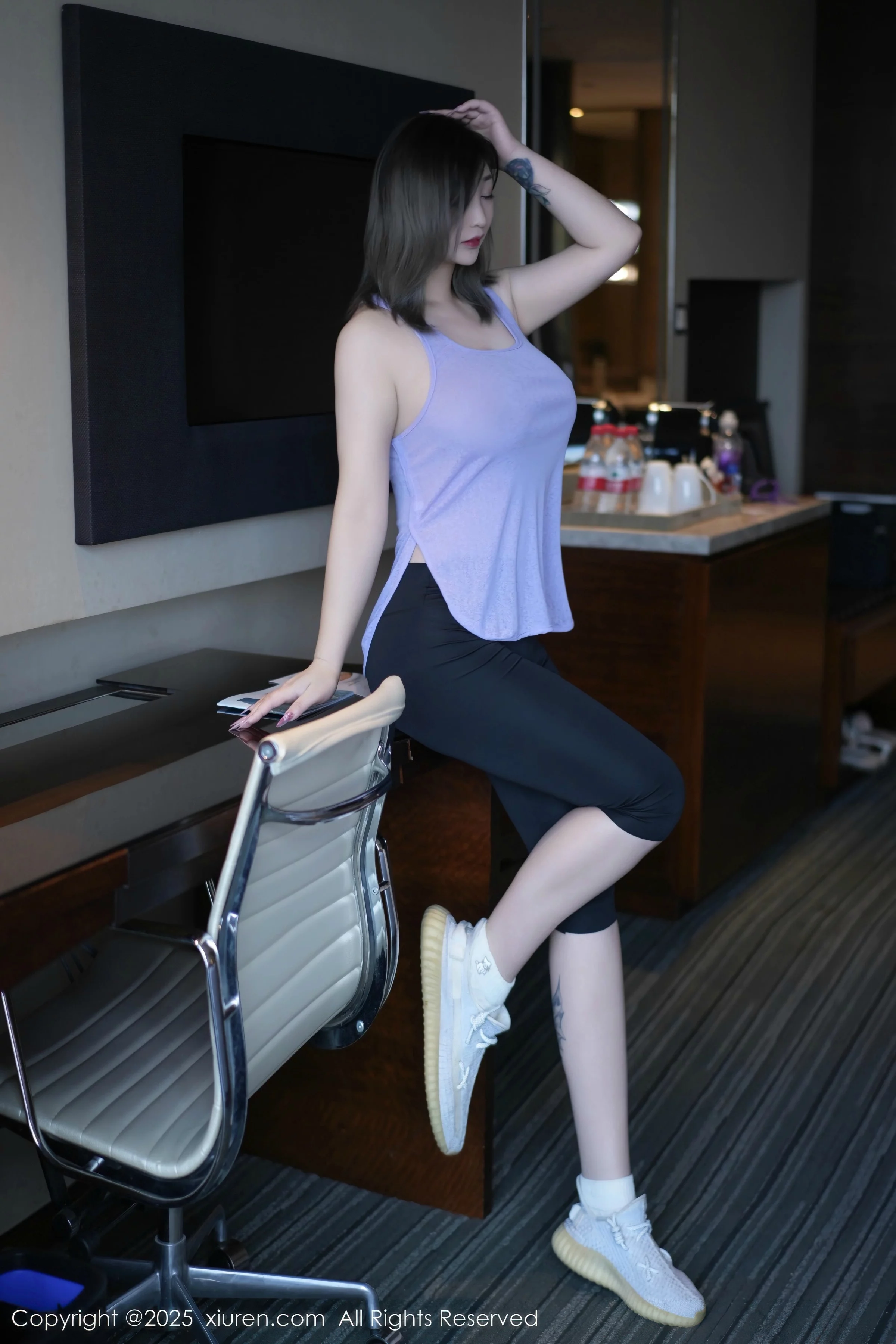 秀人集.com_[XiuRen秀人网]No.10682_女神妲己_Toxic性感紫灰色上衣配黑色短裤秀丰满身材诱惑写真52P