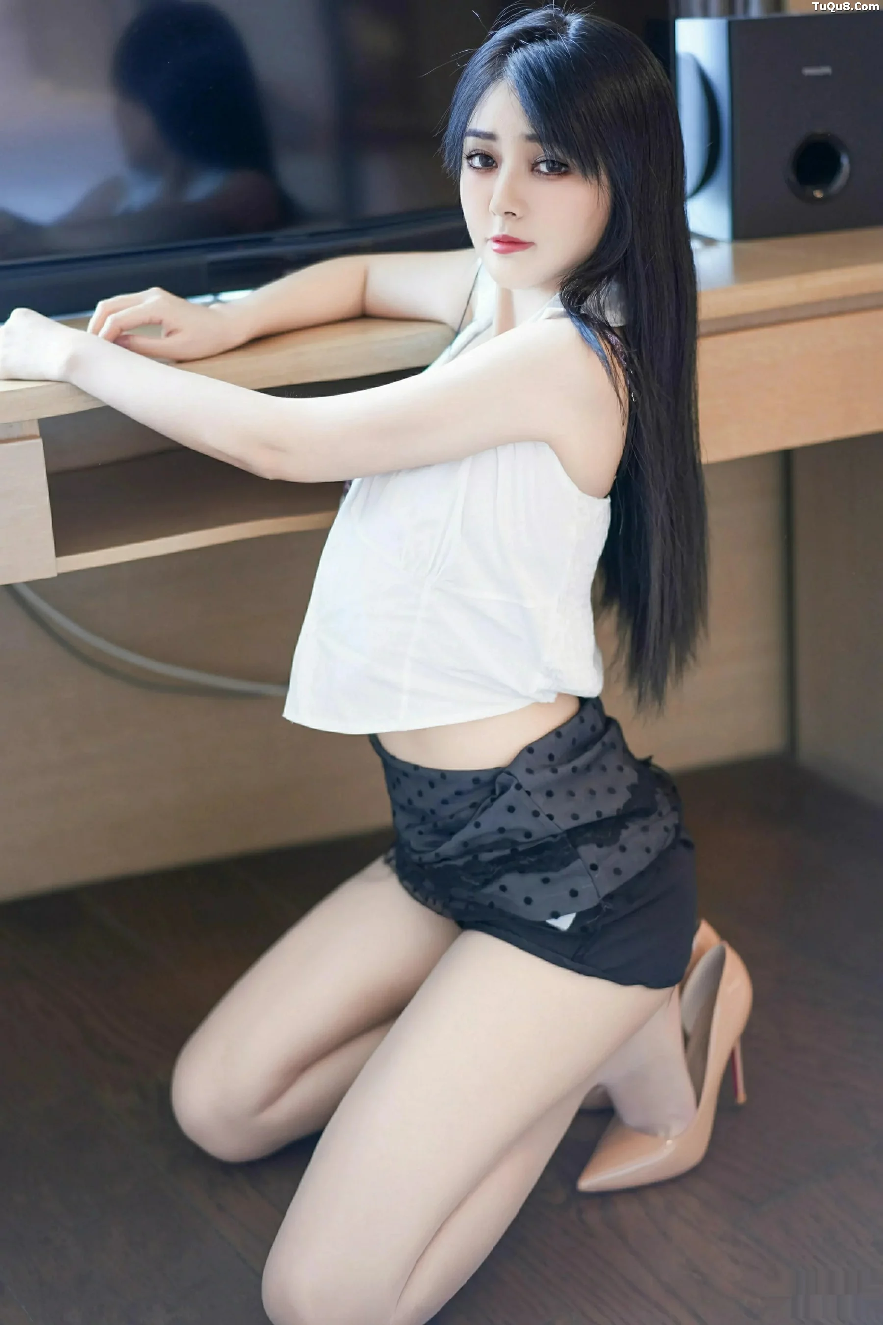 秀人集.com_[YouMi尤蜜荟]Vol.1169_模特凯竹Quinn黑色蕾丝波点短裙配白色丝袜秀丰腴身姿诱惑写真69P