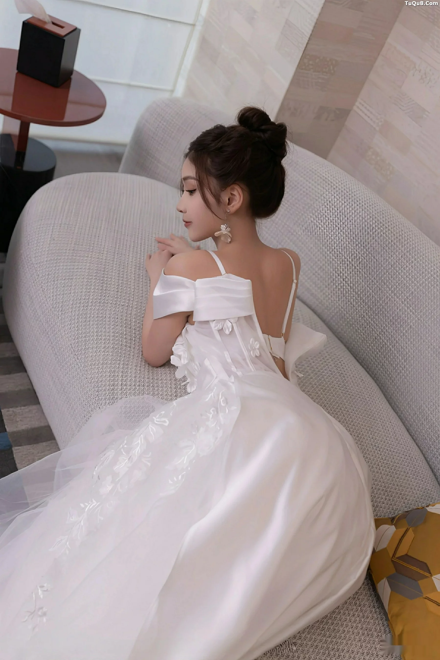 秀人集.com_[XiuRen秀人网]No.10814_模特刘婷婷性感白色婚纱露白色内衣配超薄肉丝秀美腿诱惑写真80P