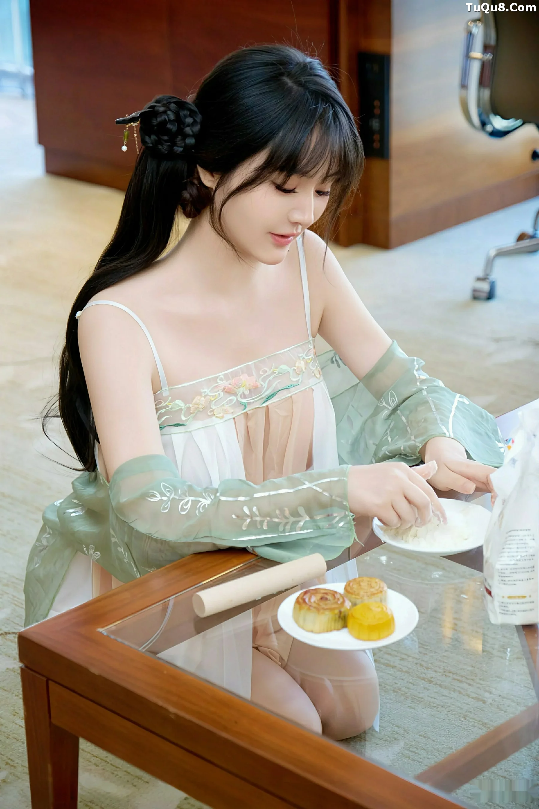 秀人集.com_[XiuRen秀人网]No.10818_新人模特沈南汐RuRu性感浅色古风服饰配超薄肉丝秀美腿诱惑写真56P