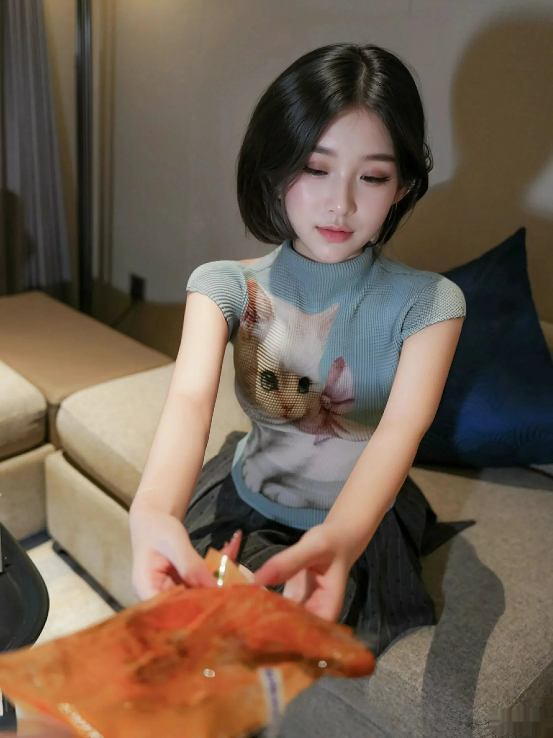 秀人集.com_[XiuRen秀人网]No.10830_模特汁汁性感JK服饰露灰色内衣配白色丝袜秀曼妙身材诱惑写真70P