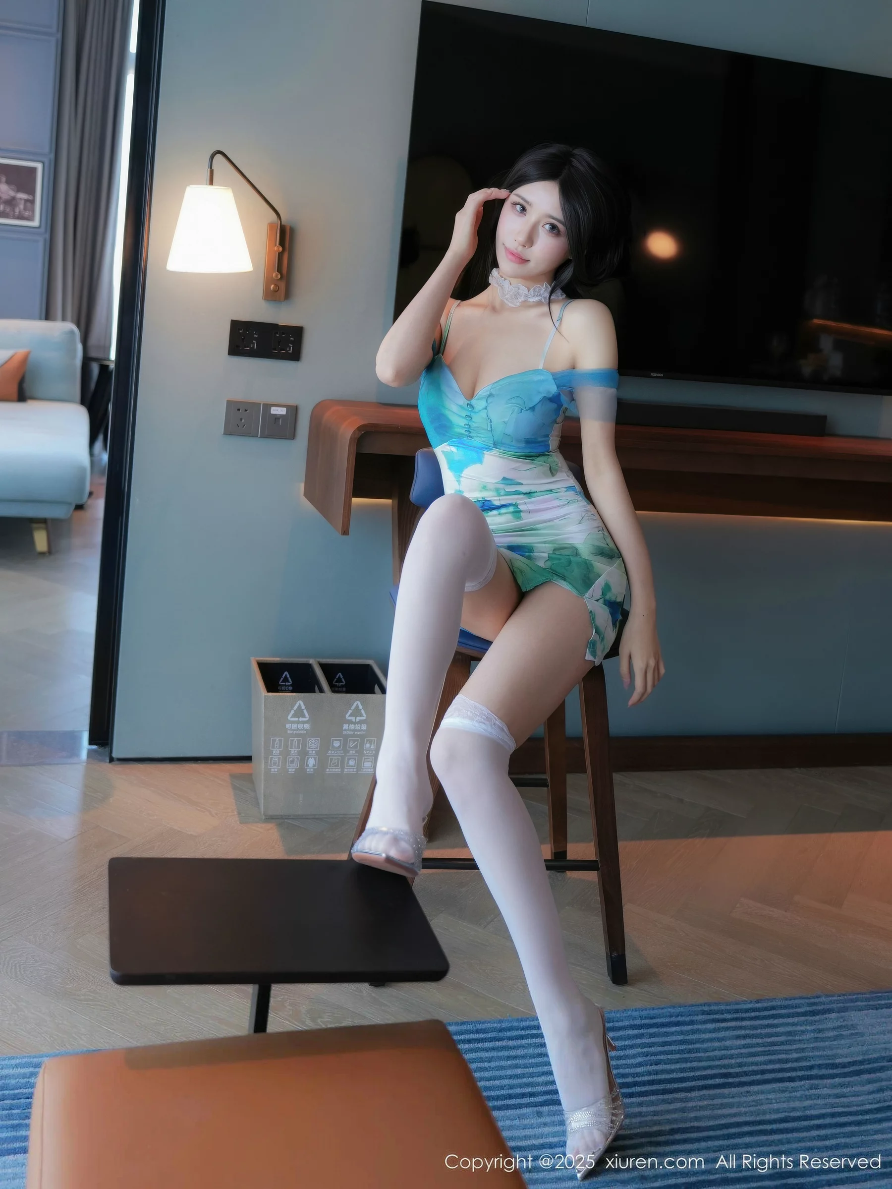 秀人集.com_[XiuRen秀人网]No.10859_模特shelly诗莉吖性感蓝色连衣短裙配白丝袜秀曼妙身姿诱惑写真76P