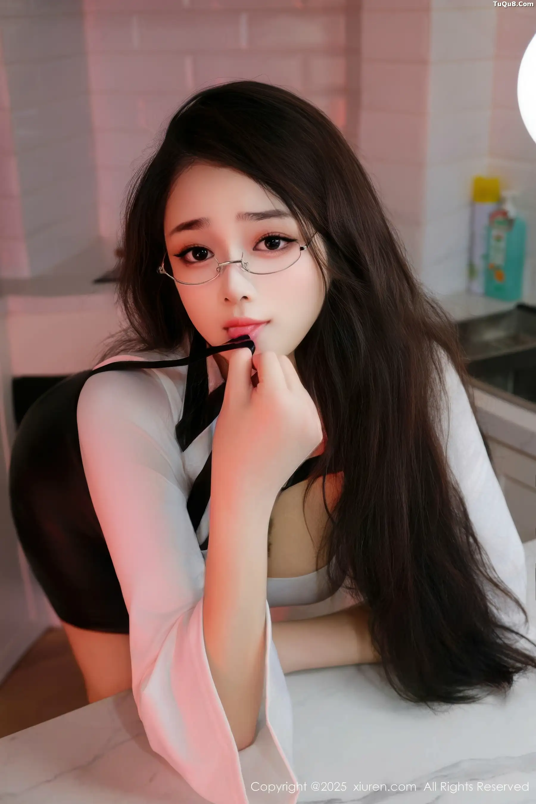 秀人集.com_[XiuRen秀人网]No.10993_新人模特福福_Thrive性感浅色T恤配黑短裙秀丰满身材诱惑写真80P