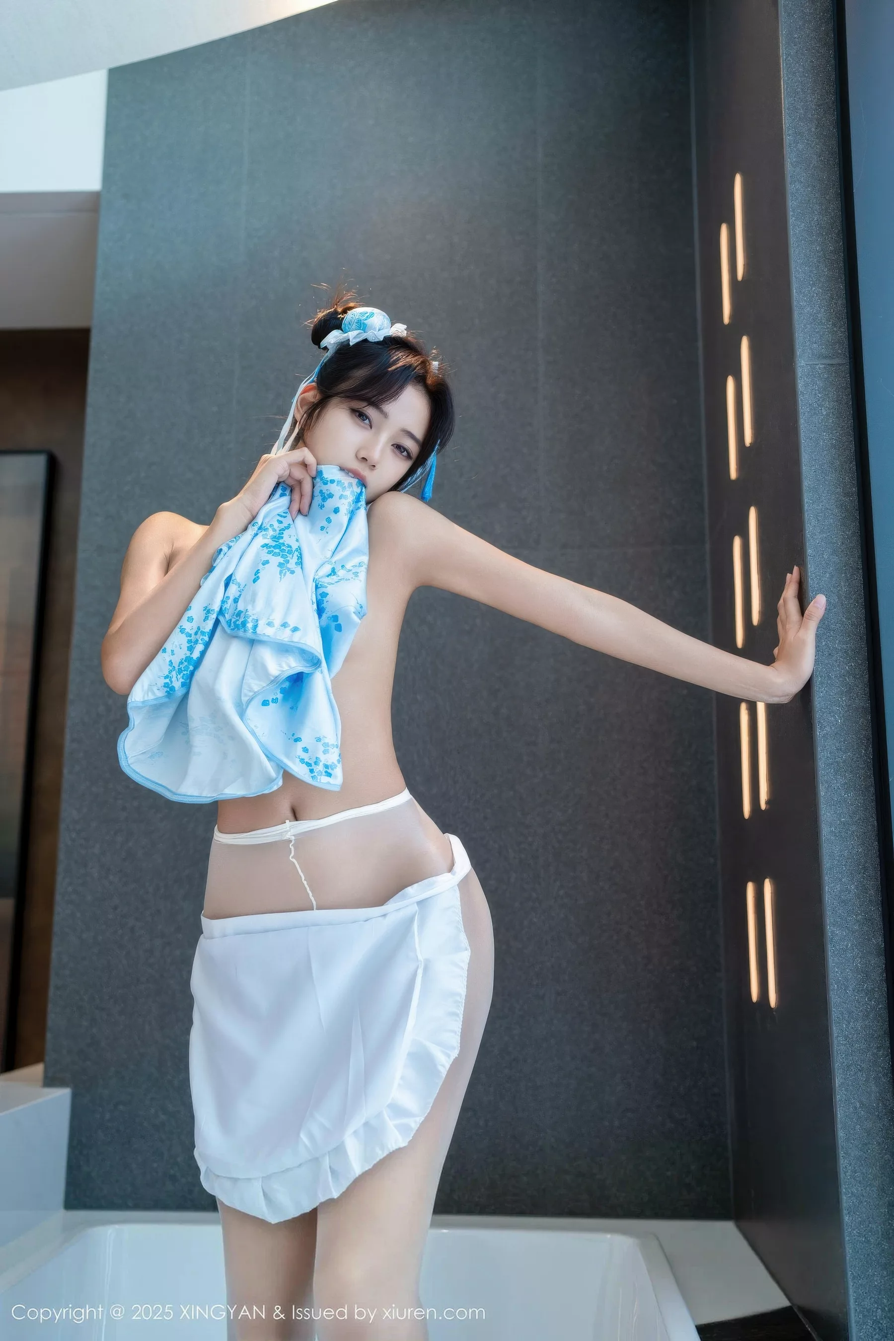 秀人集.com_[XINGYAN星颜社]VOL.414_模特时安安性感蓝色短旗袍配白色丝袜秀柔美身材撩人诱惑写真71P