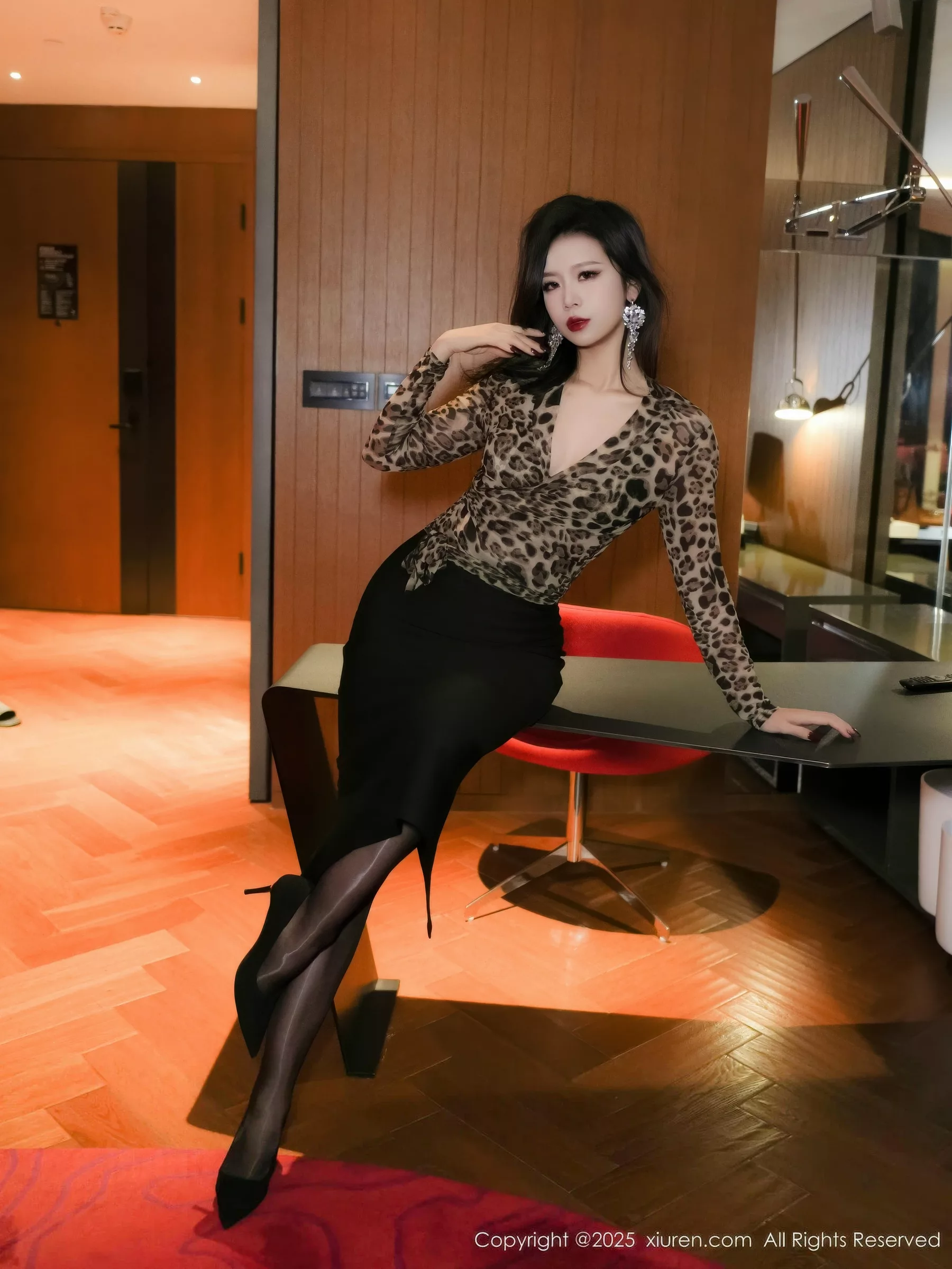 秀人集.com_[XiuRen秀人网]No.10901_模特玫瑰我爱你性感豹纹服饰配黑短裙露黑色丝袜秀美腿诱惑写真63P
