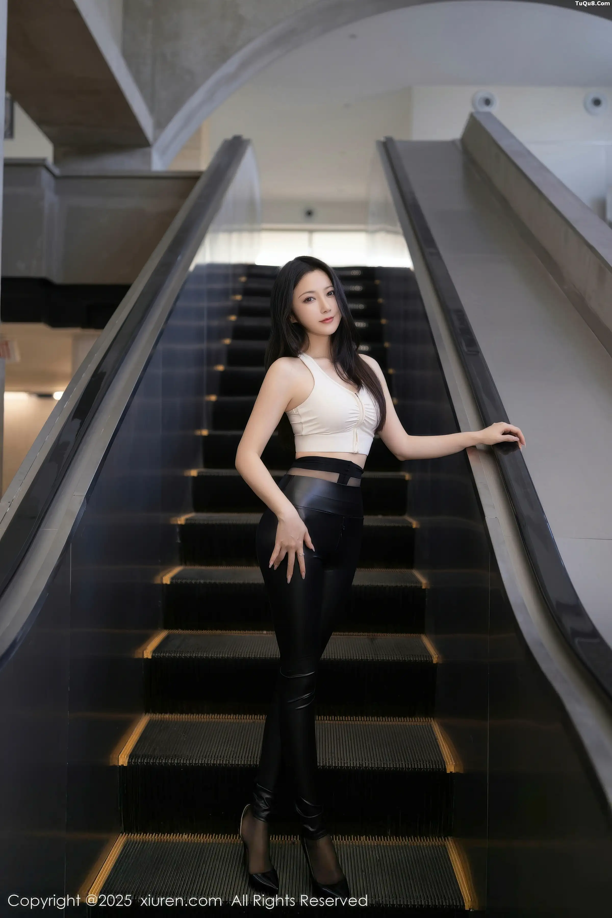 秀人集.com_[XiuRen秀人网]No.11021_模特鱼子酱Fish性感白色上衣配黑皮长裤秀曼妙身姿撩人诱惑写真75P